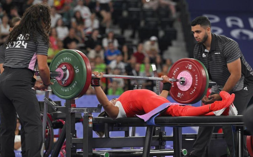 Atlet para angkat berat putri Indonesia, Ni Nengah Widiasih, saat berlaga di Paralimpiade Paris 2024. (c) NPC Indonesia