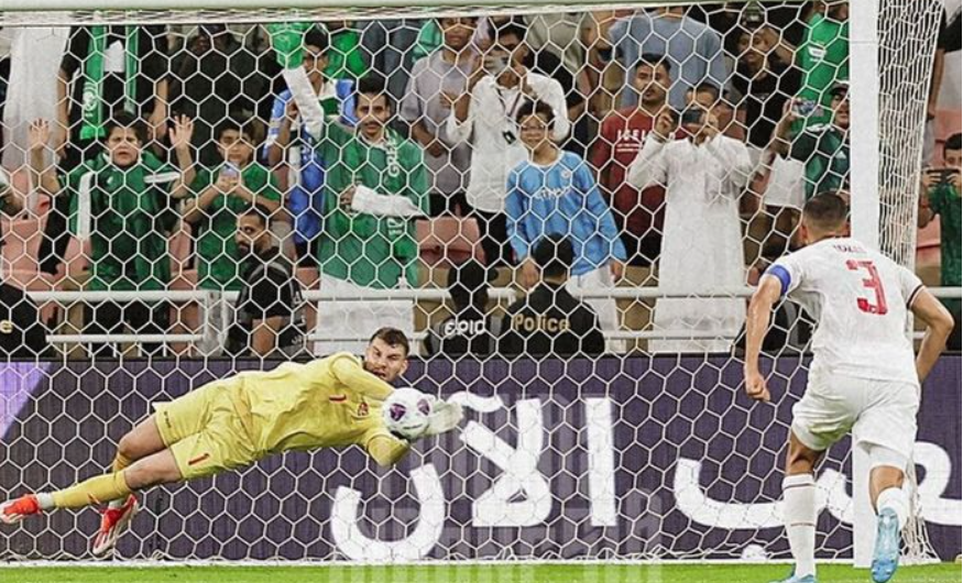 Momen kiper timnas Indonesia Maarten Paes menggagalkan tendangan penalti kapten Arab Saudi, Salem Al Dawsari, pada matchday pertama putaran ketiga. INSTAGRAM.COM/TIMNASINDONESIA