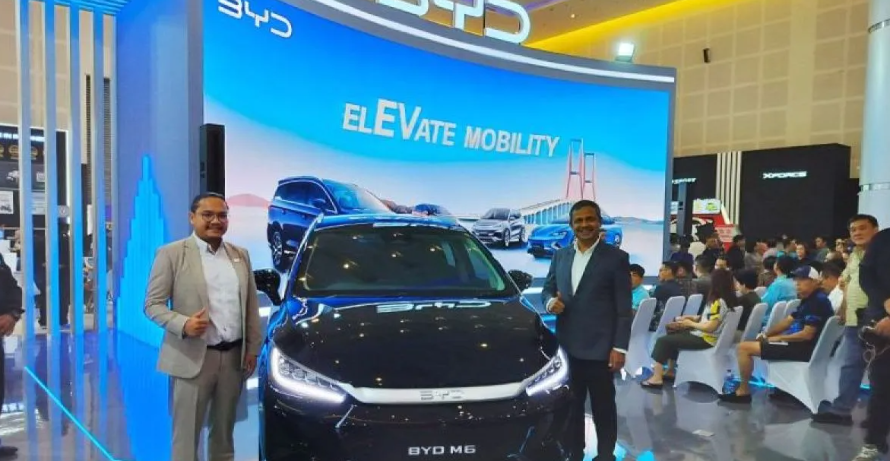 MPV listrik BYD M6 yang dikenalkan di GIIAS Surabaya 2024. ANTARA/Indra Setiawan/am.