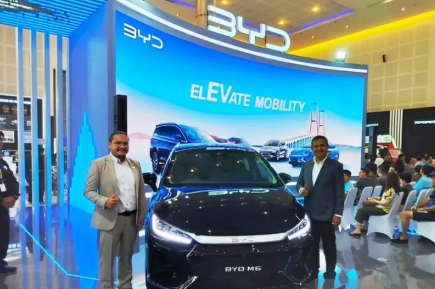 MPV listrik BYD M6 yang dikenalkan di GIIAS Surabaya 2024.(ANTARA)