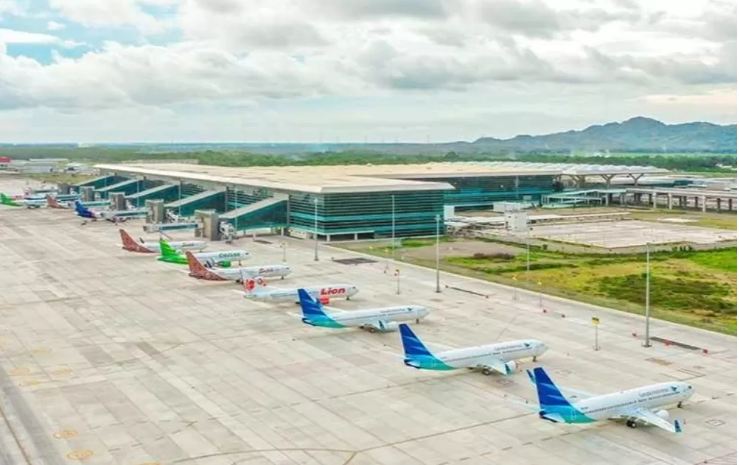 Ilustrasi sejumlah pesawat terparkir di bandara (Angkasa Pura I)