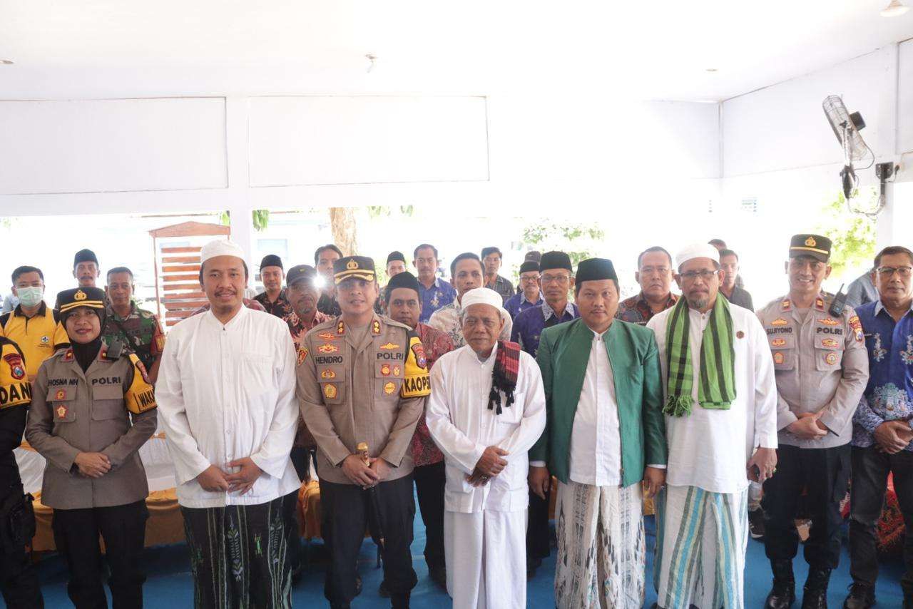 Kapolres Sampang bersama tokoh di pantura foto bersama. Foto: Umam/RRI.
