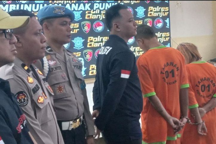 Dua dari tiga pelaku penganiayaan seorang amak punk hingga tewas gara-gara celengan ayam diekspos.ke publik di mako Polres Cianjur.