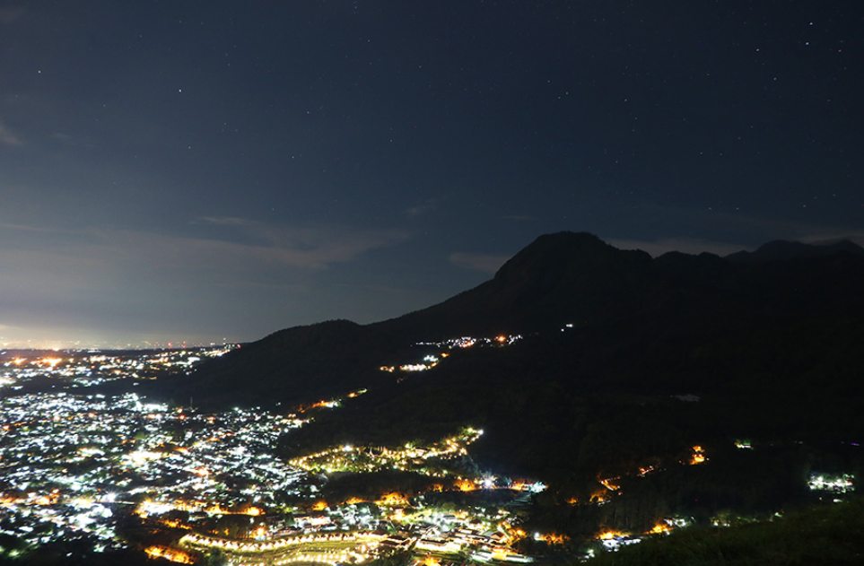 Gemerlap lampu kota dilihat dari atas Gunung Banyak (Gambar dari: Chandra Sebastian &ndash; Shutterstock)