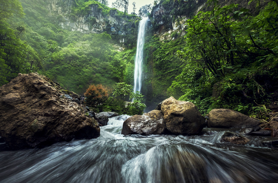 Segarnya suasana kawasan Air Terjun Coban Rondo (Gambar dari: Dhiky Aditya &ndash; Shutterstock)