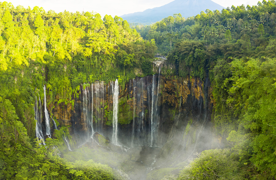 Penampakan derai Air Terjun Tumpak Sewu yang indah (Gambar dari Travelwild &ndash; Shutterstock)