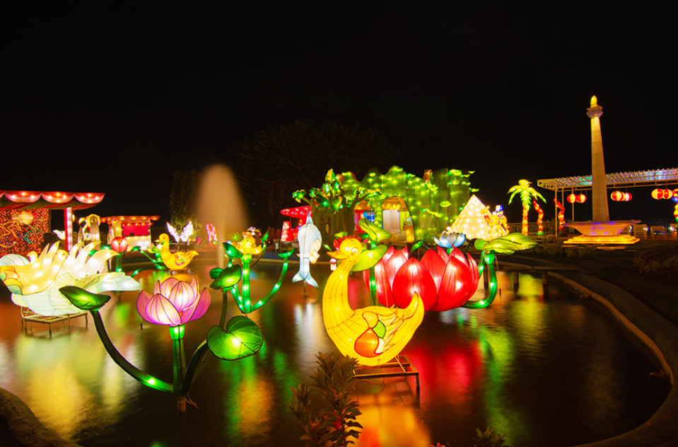 Cantiknya suasana malam di wahana taman lampion BNS (Gambar dari (Isnan Wijarno &ndash; Shutterstock)