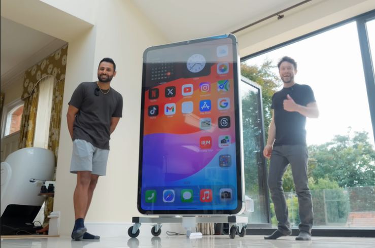 Youtuber Matthew Perkins (DIY Perks) dan Arun Maini (MrWhoseTheBoss) membuat replika iPhone 15 Pro Max raksasa berkuran hampir 2 meter. (YouTube/DIYPerks)