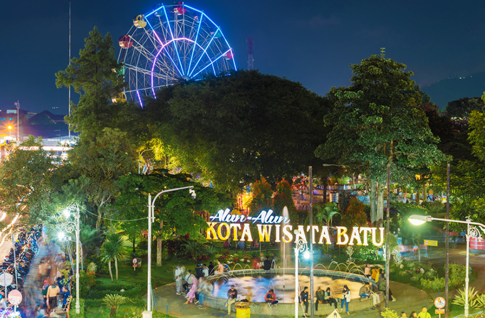 Alun-Alun Kota Batu dan bianglala cantiknya (Gambar dari Anom Harya &ndash; Shutterstock)