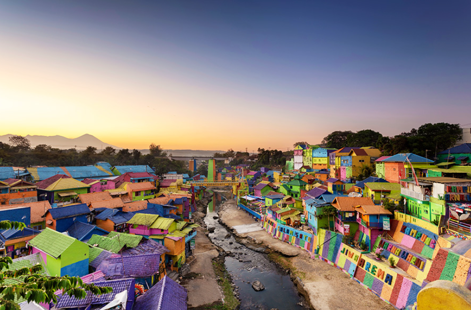 Pemandangan Kampung Jodipan ketika sore hari (Gambar dari Pambudi Yoga Pembada &ndash; Shutterstock)
