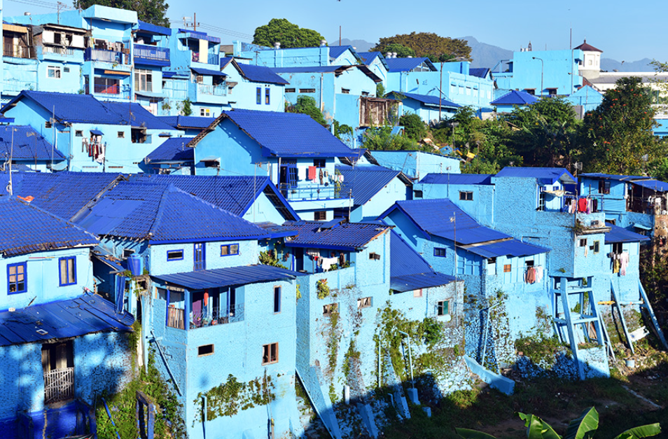 Pemandangan rumah dengan tembok dan atap berwarna biru di Kampung Biru seberang Kampung Jodipan (Gambar dari Akturer &ndash; Shutterstock)