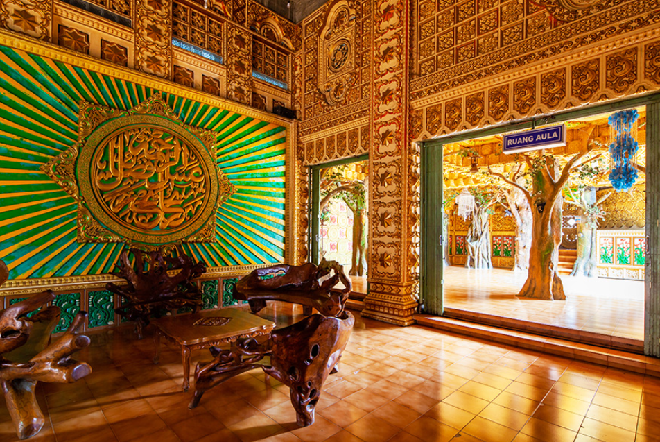 Masjid Tiban dengan arstektur yang unik (Gambar dari Nizar Kauzar &ndash; Shutterstock)