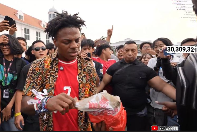 Youtuber IShowSpeed menerima nasi padang dari pengunjung saat berkunjung ke Indonesia dan melakukan live streaming di Kota Tua, Jakarta Barat(YouTube)