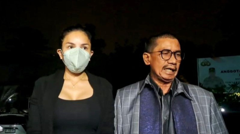 Nikita Mirzani dan pengacaranya, Fahmi Bachmid. (Antara)