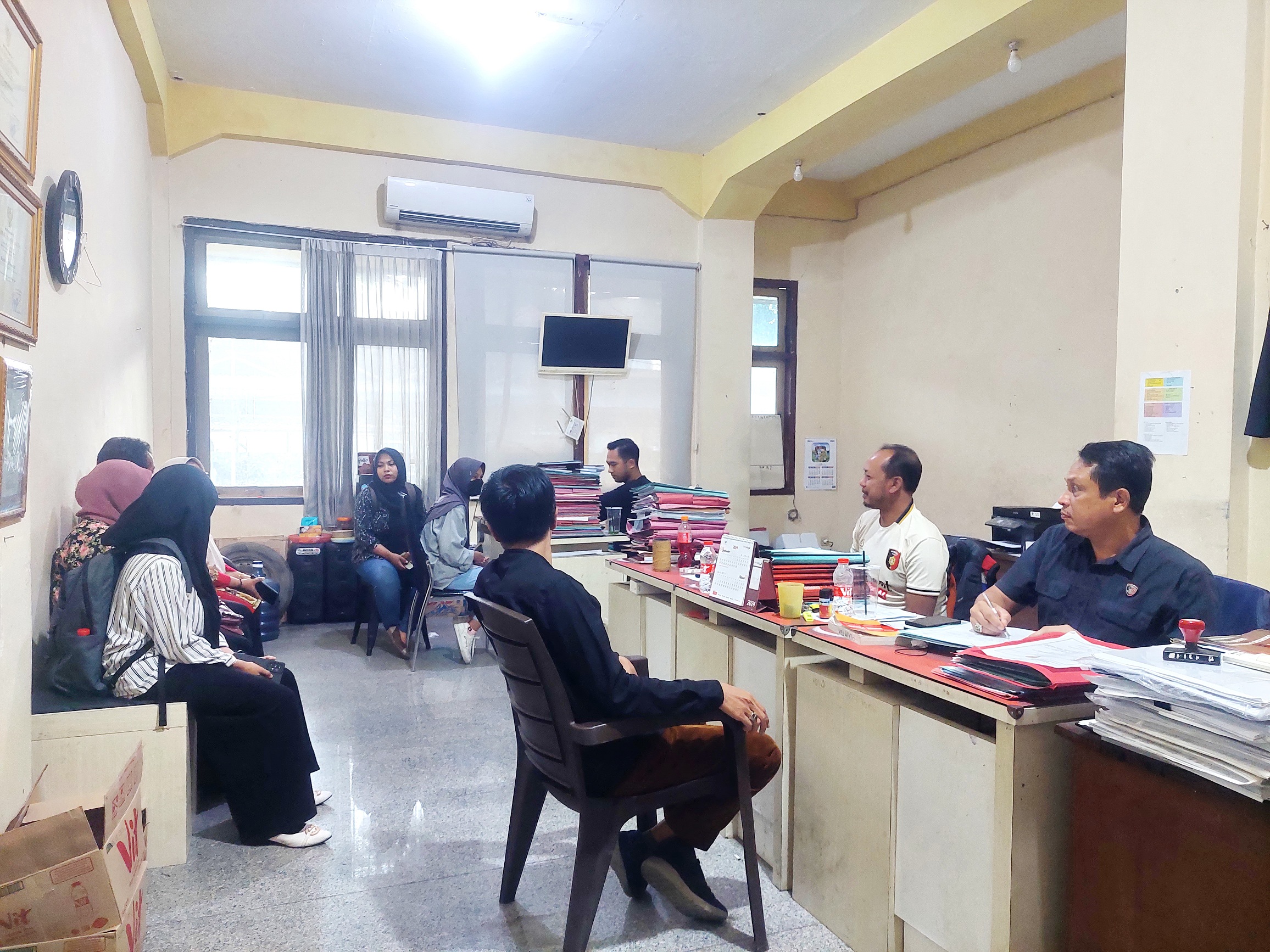 TEMPUH JALUR HUKUM: Korban penganiayaan (baju abu-abu) didampingi keluarganya beserta tim pencegahan dan penanganan kekerasan seksual (PPKS) melapor ke Polres Bangkalan kemarin. (ZEINAL ABIDIN/JPRM)