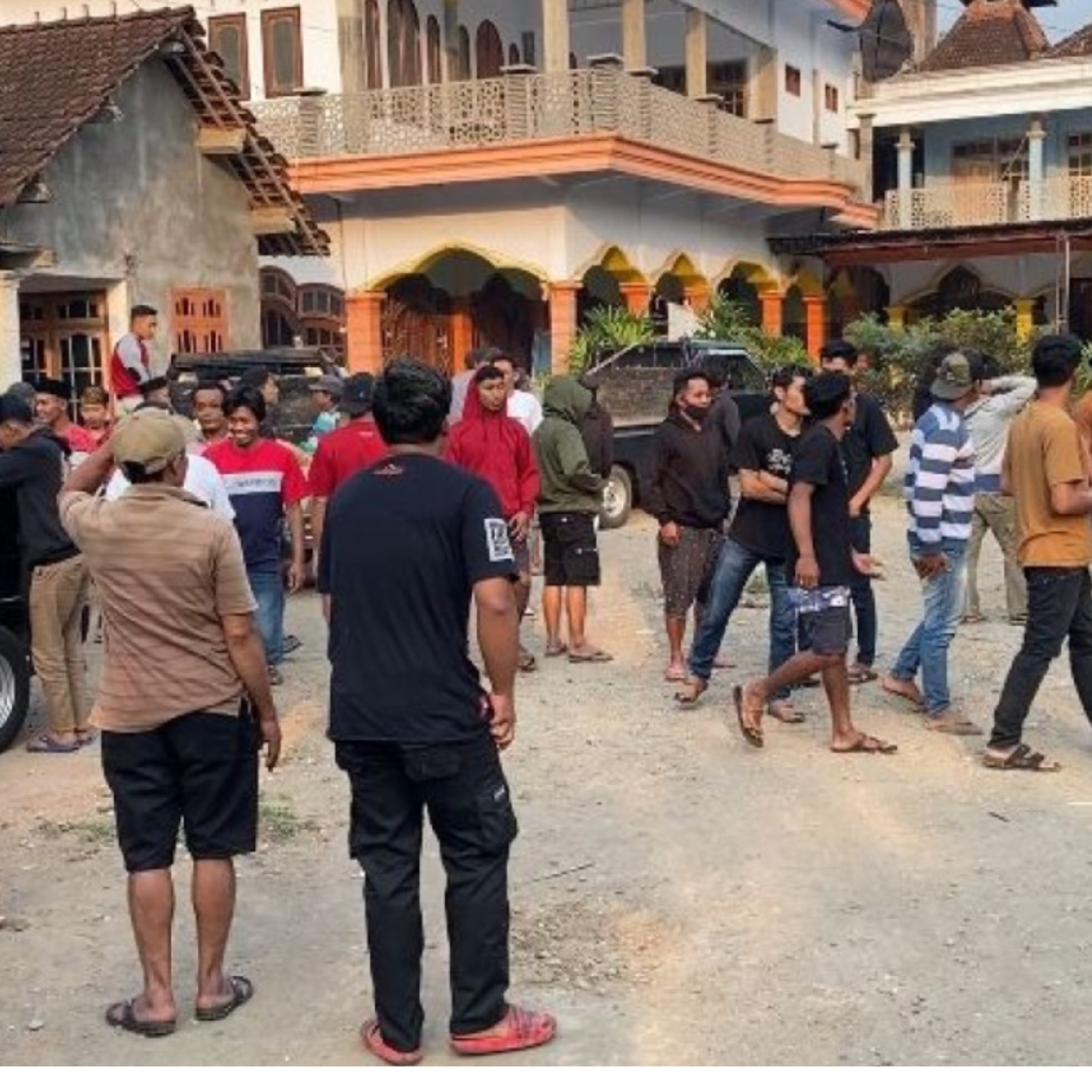 Puluhangeruduk Pondok Pesantren di wilayah Kecamatan Kampak, Kabupaten Trenggalek tuntut kasus santriwati hamil. (Aries Batara/tvOne)