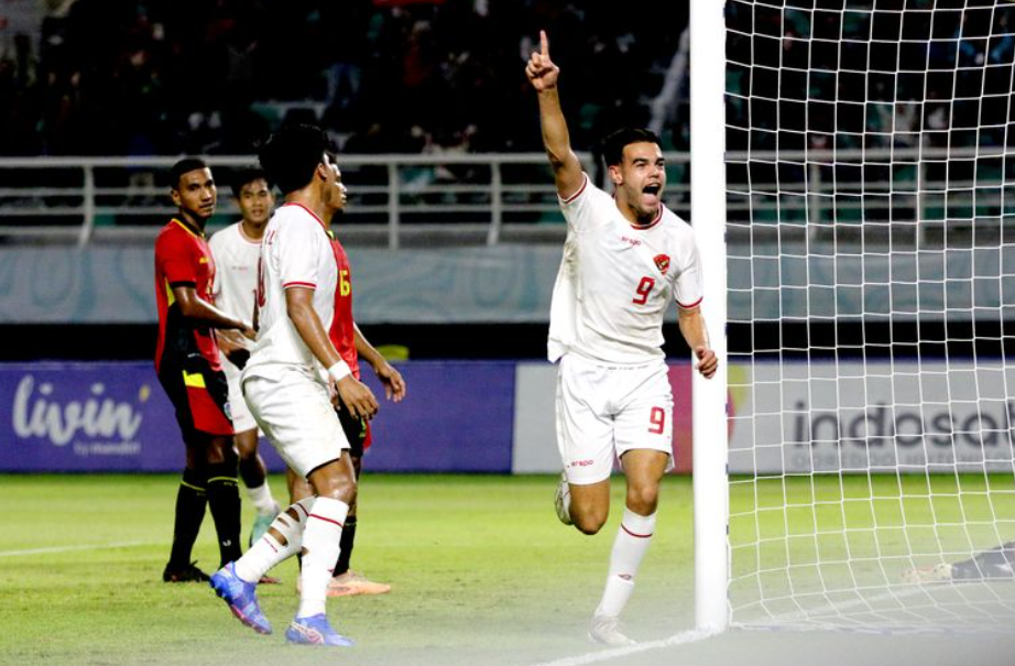 Pemain Timnas U19 Indonesia Jens Raven selebrasi usai menjebol gawang Timor Leste saat laga ketiga babak penyisihan Grup A Piala AFF U19 2024.