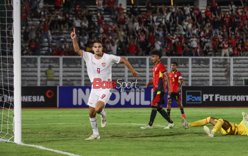 Selebrasi Jens Raven usai mencetak gol pertama untuk Timnas U-20 Indonesia saat jumpa Timor Leste. (MUHAMMAD ALIF AZIZ MARDIANSYAH/BOLASPORT.COM)