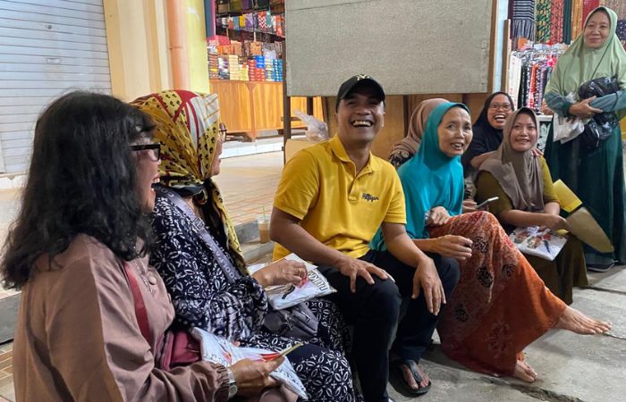 DEKAT DENGAN SEMUA GOLONGAN: Pedagang Pasar KLD menyampaikan aspirasi kepada cabup Bangkalan nomor urut 1 Lukman Hakim, Jumat (27/9). (JUPRI/JPRM)