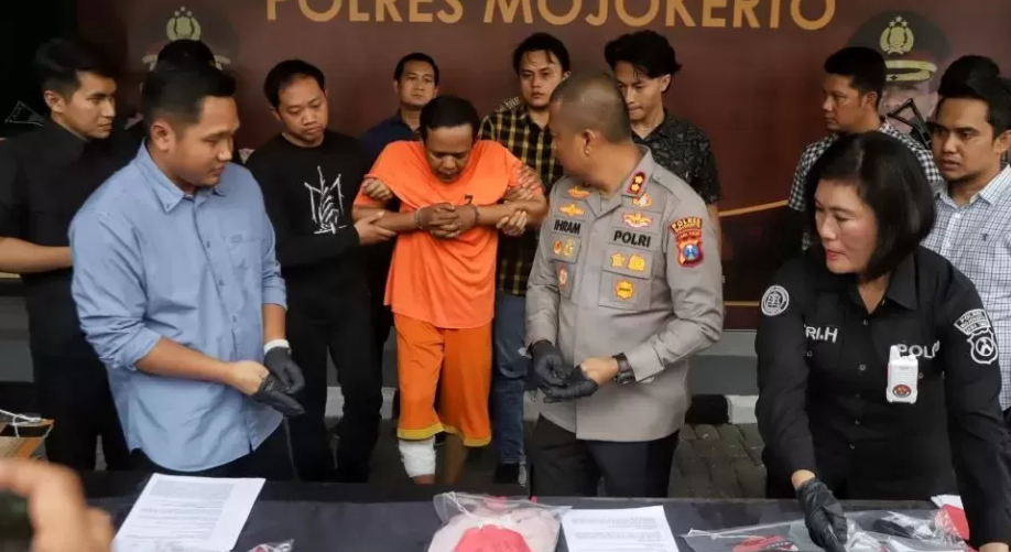 Bahlul dihadirkan saat rilis kasus pembunuhan Anyk di Polres Mojokerto. (Radar Mojokerto)