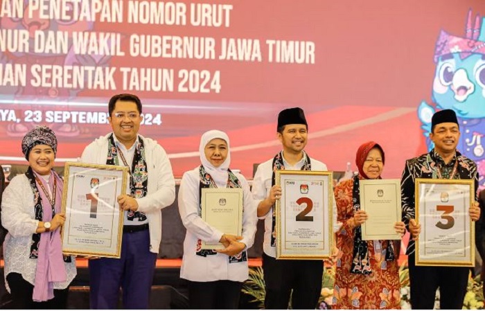 Dari kiri, Luluk Nur Hamidah-Lukmanul Hakim, Khofifah Indar Parawansa-Emil Elistianto Dardak, dan Tri Rismaharini-Zahrul-Azhar Asumta menunjukkan nomor urut masing-masing. (DIPTA WAHYU/JAWA POS)