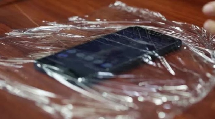 Ilustrasi: Membungkus smartphone dengan plastik bisa jadi cara melindunginya saat hujan. (YouTube).