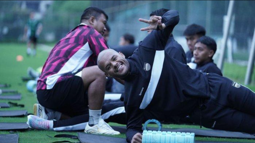 David da Silva, striker Persib Bandung, menggunakan jersey baru Persib Bandung saat berlatih di Zhejiang, Cina, Selasa (1/10.2024) waktu setempat,