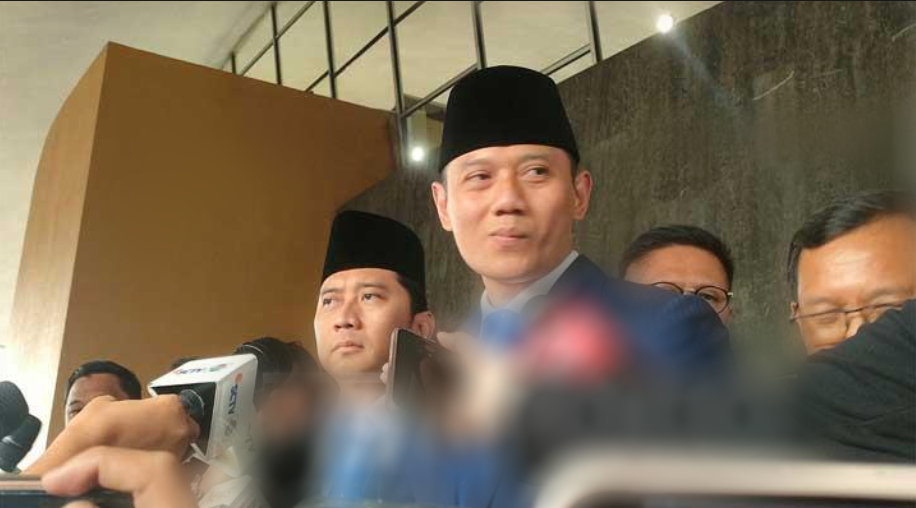 Ketua Umum Partai Demokrat Agus Harimurti Yudhoyono (AHY) datang ke Kompleks Parlemen, (Tempo/Annisa Febiola)