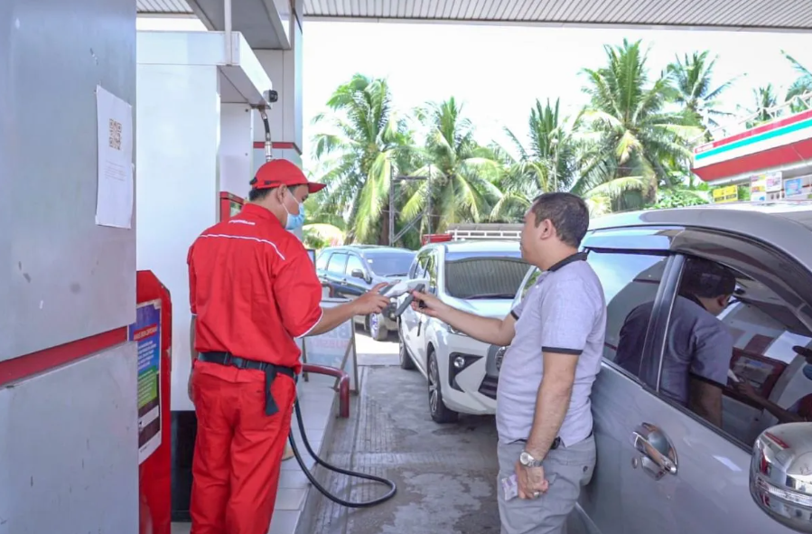 Petugas SPBU mengisi BBM subsidi menggunakan QR code Pertalite di kendaraan konsumen. ANTARA/HO-Pertamina Patra Niaga