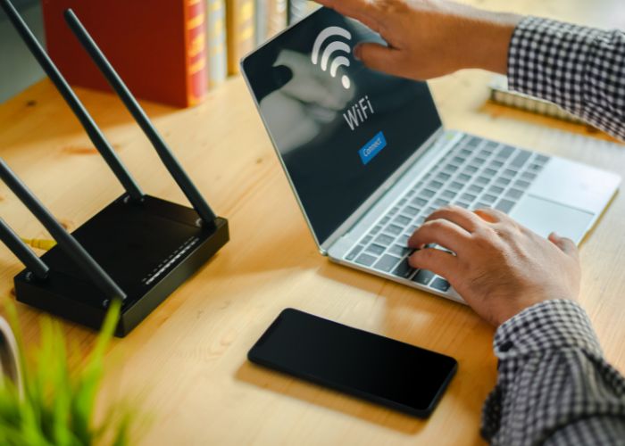 Ilustrasi Wifi di Laptop