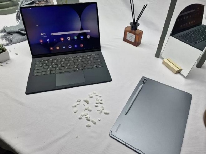 Mencoba Samsung Galaxy Tab S10 terbaru. (Rian Alfianto/JawaPos.com)