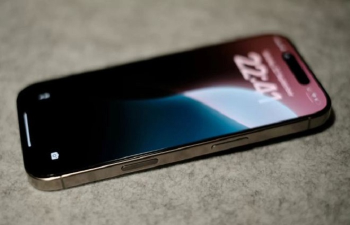 Fungsi tombol kamera di samping iPhone 16. (unsplash/AppsHunter)