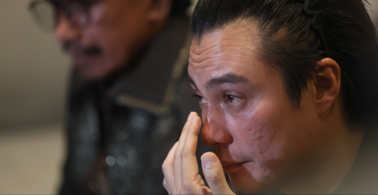 Baim Wong bersama pengacaranya saat konferensi pers terkait perceraian di kawasan Tanah Kusir, Jakarta, Selasa, (8/10/2024). Foto: Agus Apriyanto