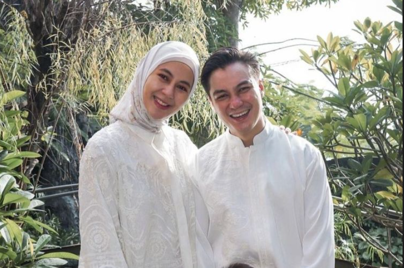 Potret aktor Baim Wong bersama sang istri Paula Verhoeven pada momen Lebaran 2024.(Instagram/paula_verhoeven)