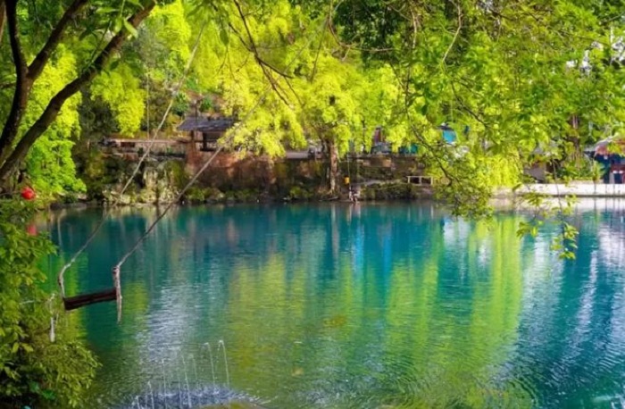 Telaga Biru Cicerem Kabupaten Kuningan Jawa Barat. (Foto: Traveloka.com)