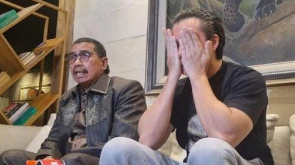 Kuasa Hukum Baim Wong Fahmi Bachmid (kiri) dan Baim Wong (kanan) saat menggelar jumpa pers di kediamannya di Tanah Kusir, Selasa (8/10/2024) (Sumber: Tribunnews.com / Bayu Indra)