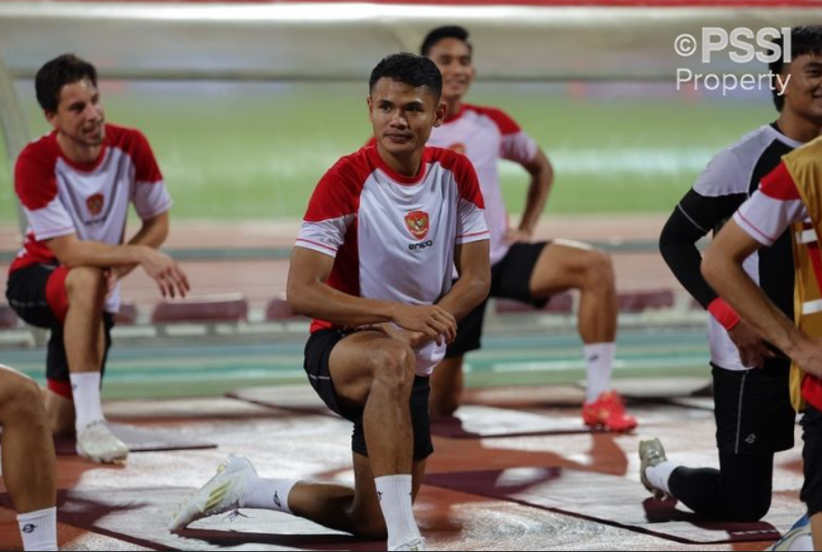 Penyerang timnas Indonesia Dimas Drajad dan rekan-rekan dalam sesi latihan timnas jelang melawan Bahrain dalam lanjutan laga Kualifikasi Piala Dunia 2026 Zona Asia yang akan berlangsung