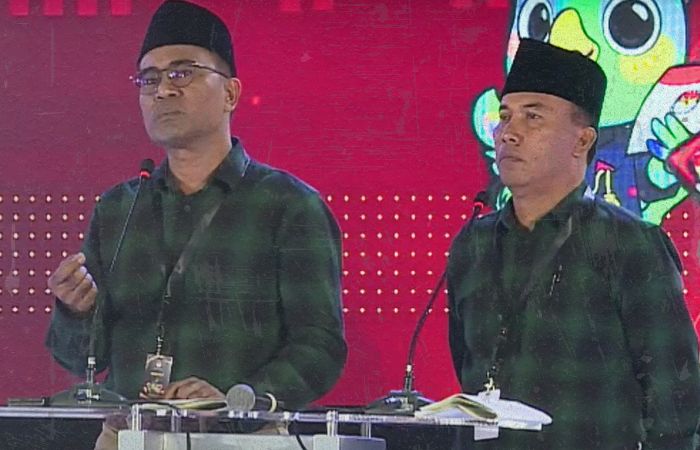 Pasangan Mathur-Jayus saat  Tampil di Debat Publik Pertama Cabup Dan Cawabup Bangkalan Tahun 2024. (Tangkapan Layar Youtube JTV)