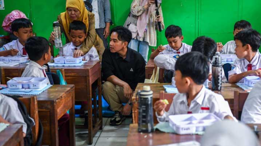 Wakil Presiden terpilih Gibran Rakabuming Raka berbincang dengan siswa saat meninjau uji coba pelaksanaan program makan bergizi gratis di SDN 4 Tangerang, Kota Tangerang, Banten, Senin 5 Agustus 2024.