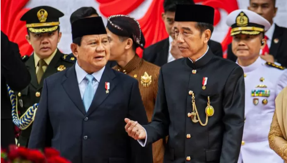 Presiden Jokowi berbincang dengan Menteri Pertahanan yang juga Presiden Terpilih Prabowo Subianto usai Sidang Tahunan MPR dan Sidang Bersama DPR-DPD Tahun 2024 di Senayan, Jumat (16/8). (ANTARA)