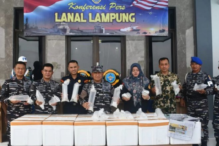 Panglima Koarmada I Laksamana Muda TNI Yoos Suryono Hadi dan jajaran Lanal Lampung mengungkap keberhasilan mereka menggagalkan penyelundupan ratusan ribu ekor benih lobster. (TNI AL)