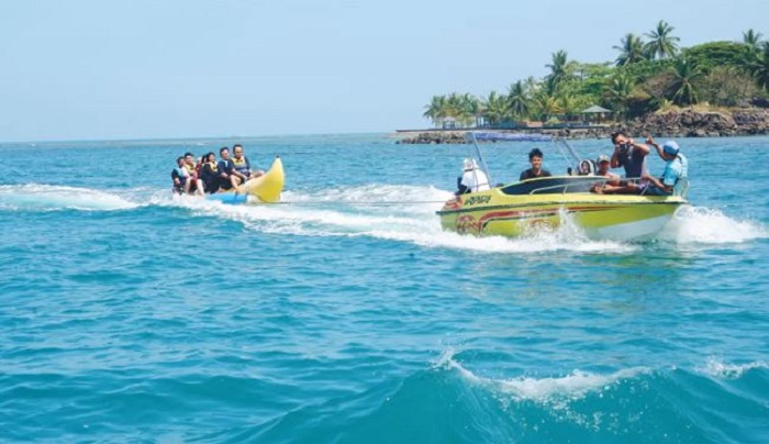 SERU: Selain aktivitas snorkeling, wisatawan bisa bermain wahana banana boat di Pantai Carita. (DOKUMENTASI)