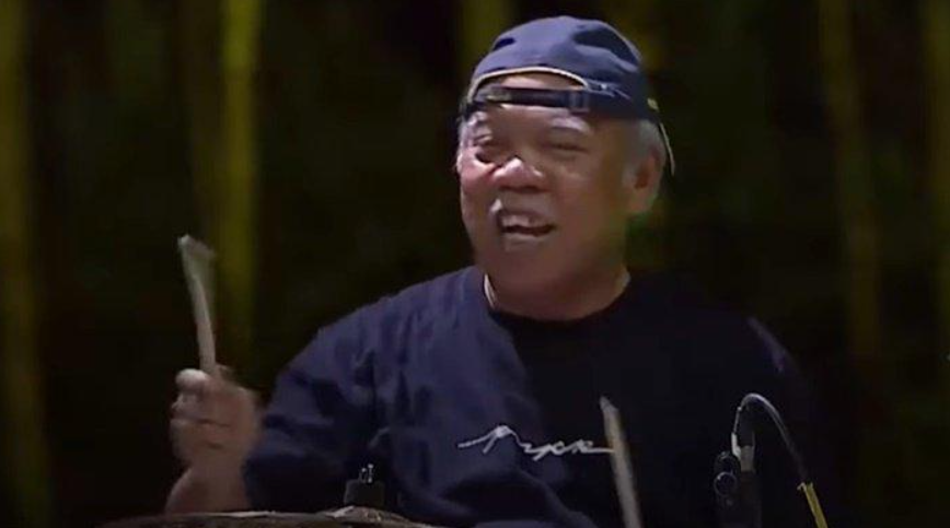 Menteri PUPR Basuki Hadimuljono memamerkan stik drumnya yang patah saat mengiringi penampilan band Gigi pada malam apresiasi Nusantara di IKN, Kalimantan Timur, Jumat (22/9/2023).
