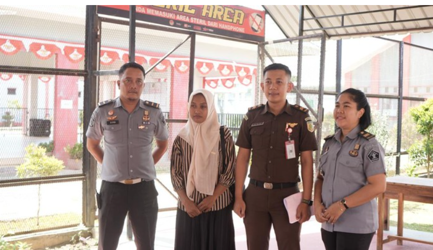 Foto: Guru honorer Supriyani (memakai jilbab) mendapatkan penangguhan penahanan dari PN Andoolo. Dokumen Istimewa