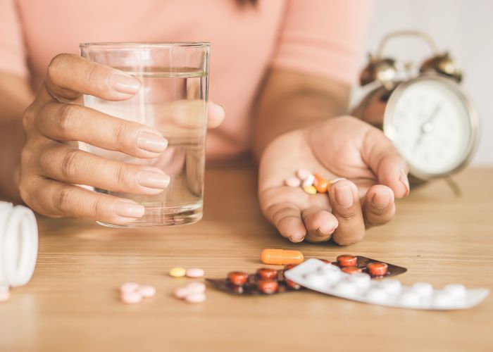 Ilustrasi Minum Obat