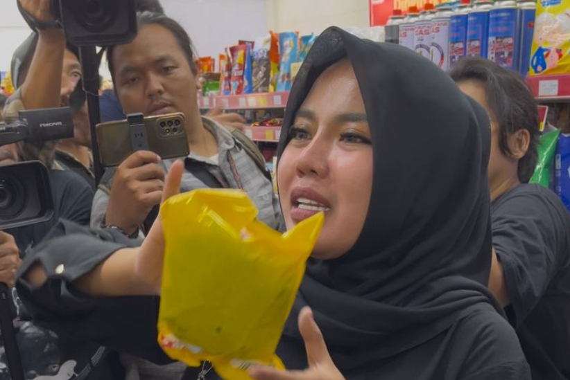 Momen Medina Zein belanja di minimarket usai bebas di daerah Jatinegara, Jakarta Timur, Kamis (24/10/2024). (KOMPAS.com/Revi C Rantung)
