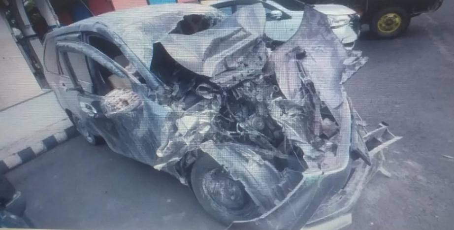 RINGSEK: Kondisi Toyota Avanza yang mengalami kecelakaan di Rampibuji Jember (Jawa Pos Radar Banyuwangi)