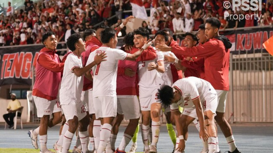 Selebrasi bek Timnas Indonesia U-17 Mathew Baker bersama rekan-rekannya usai membobol gawang Kuwait. (Dok PSSI)