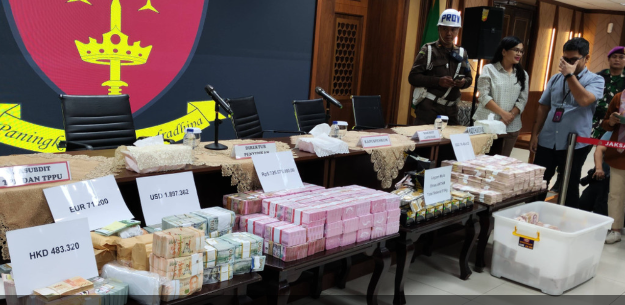 Barang bukti uang tunai kasus dugaan suap vonis bebas Ronald Tannur.  Foto: Jonathan Devin/kumparan