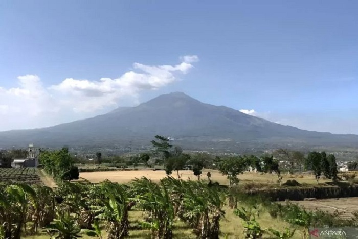 Gunung Arjuno Welirang dilihat dari wilayah Kota Batu. (Antara/Vicki Febrianto)